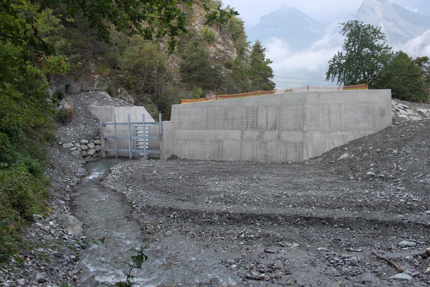 Barrage filtrant pour la protection contre les crues de la Fare