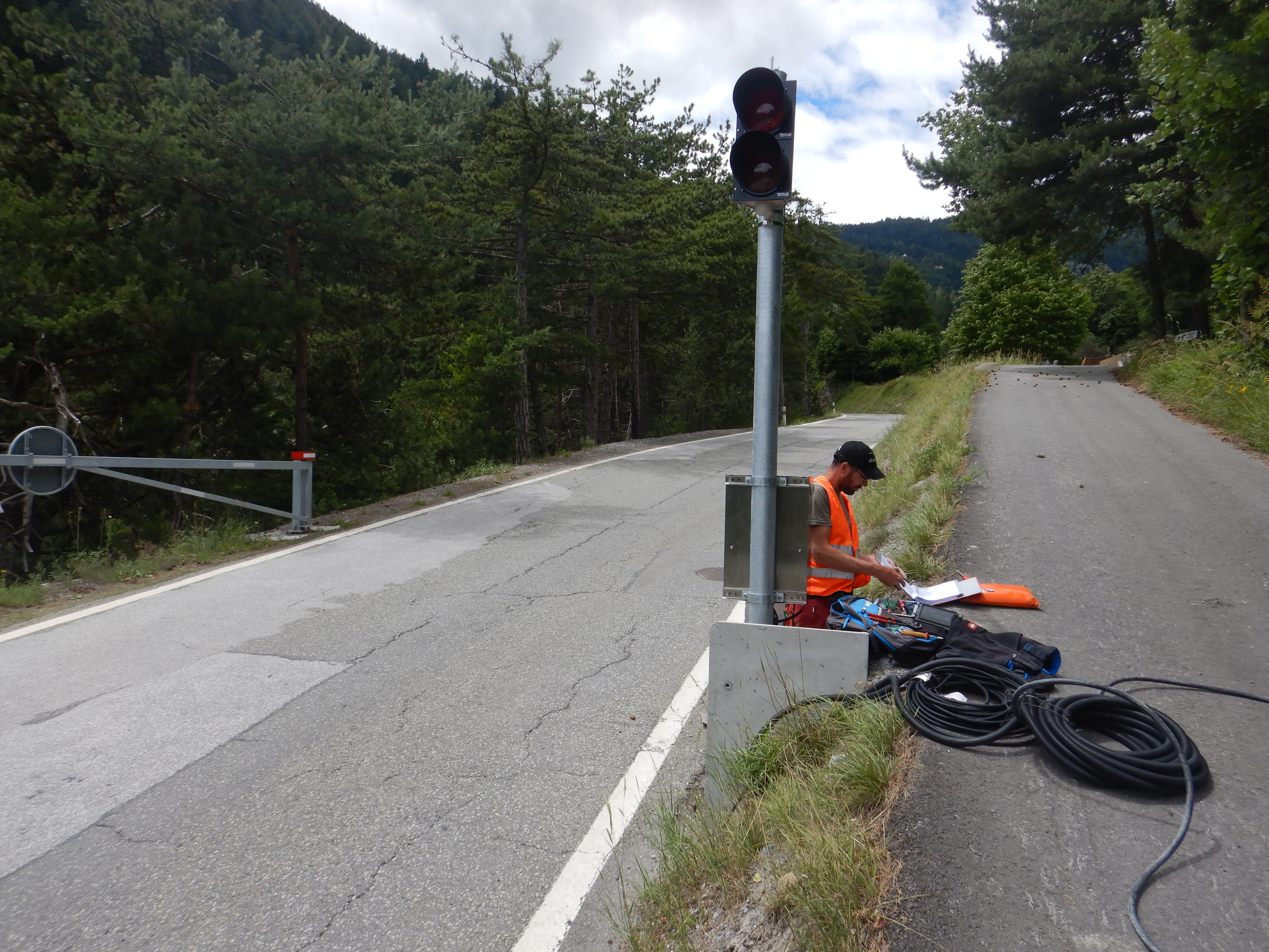 Installation avec SensAlpin d'un sytème de feux routiers en cas de détection de lave torrentielle à Chamoson