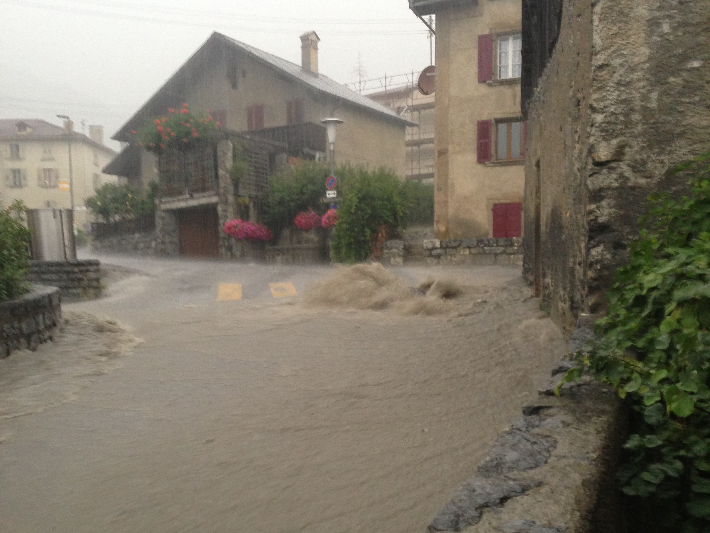 Débordement du réseau d'eau pluviale à Chamoson