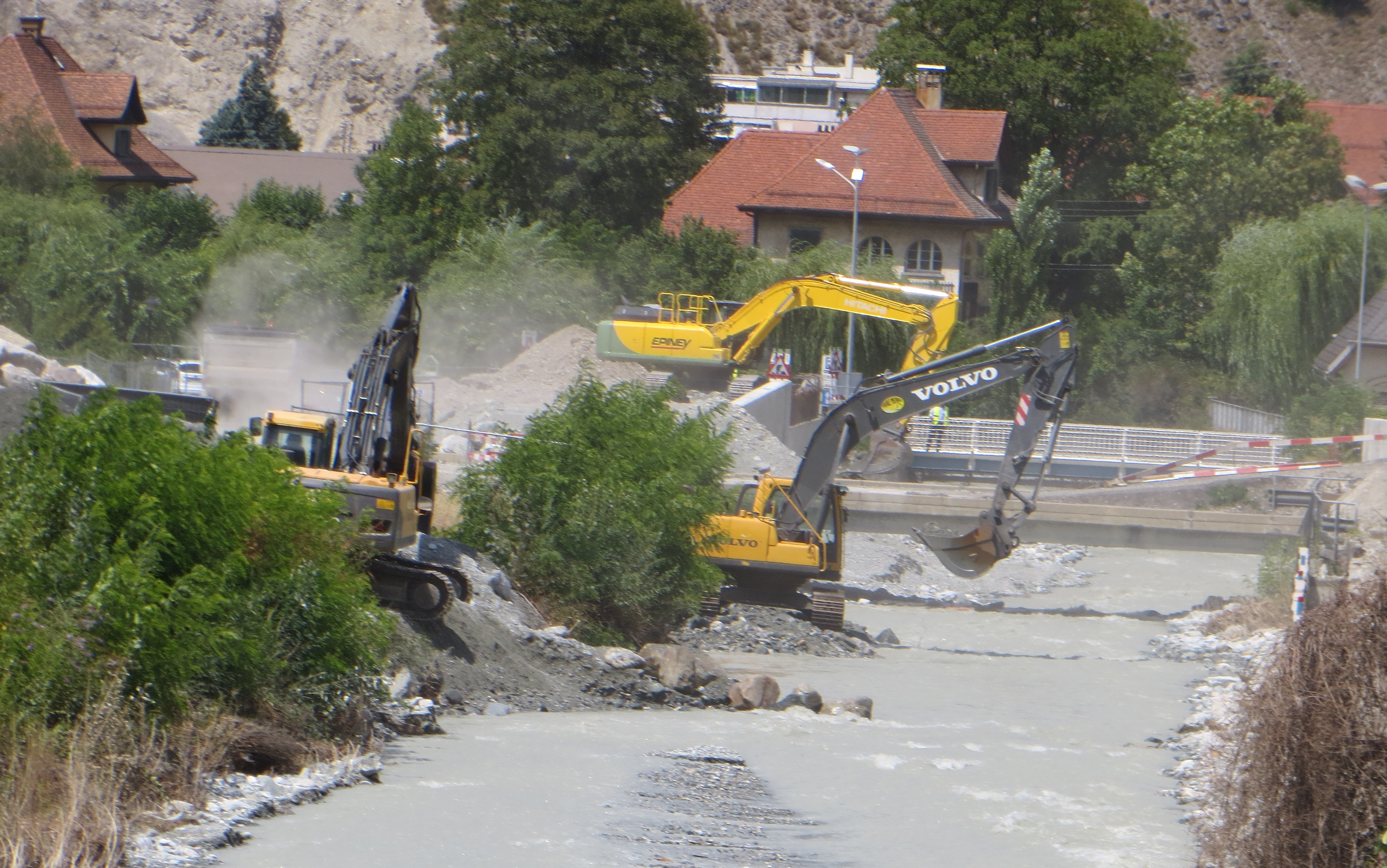 Curage des matériaux déposés par la Navisence en crue à Chippis, 2018