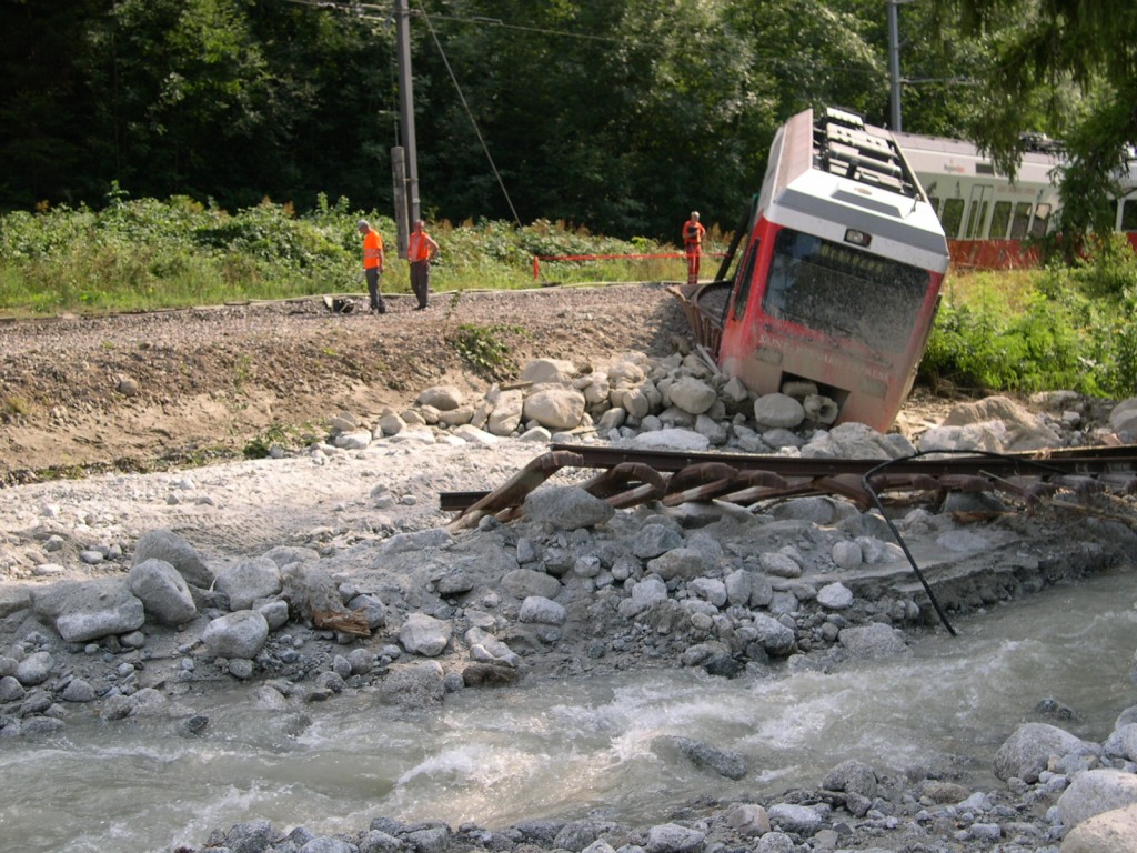 Dégats de la voie TMR lors de la crue torrentielle du Durnand en 2006