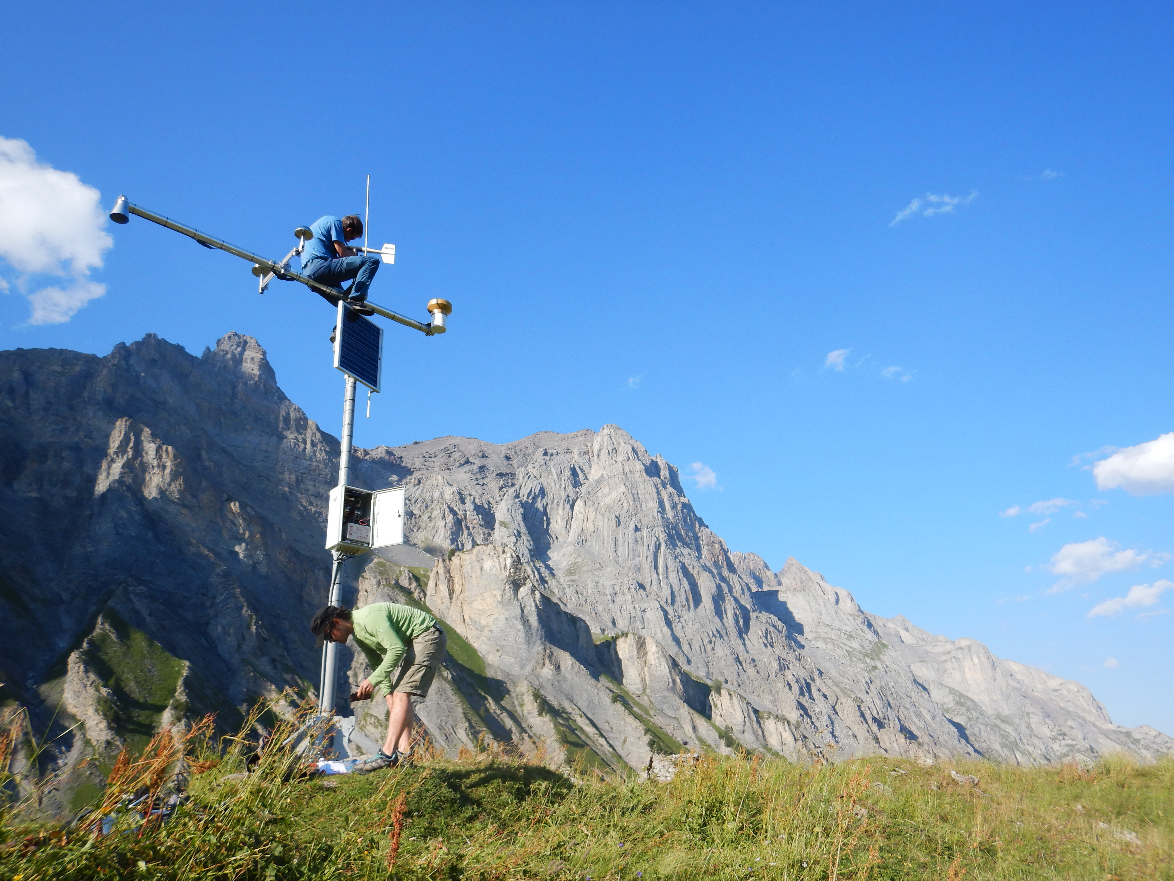 Installation avec SensAlpin de la station météo (neige, pluie, grêle, vent ...) de Chamosentse