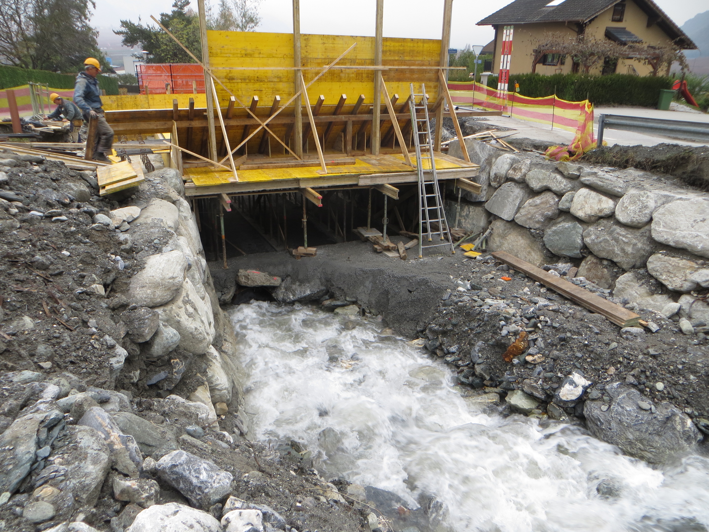 Pont caréné pour écoulement de crue de la Fare avec mise en pression